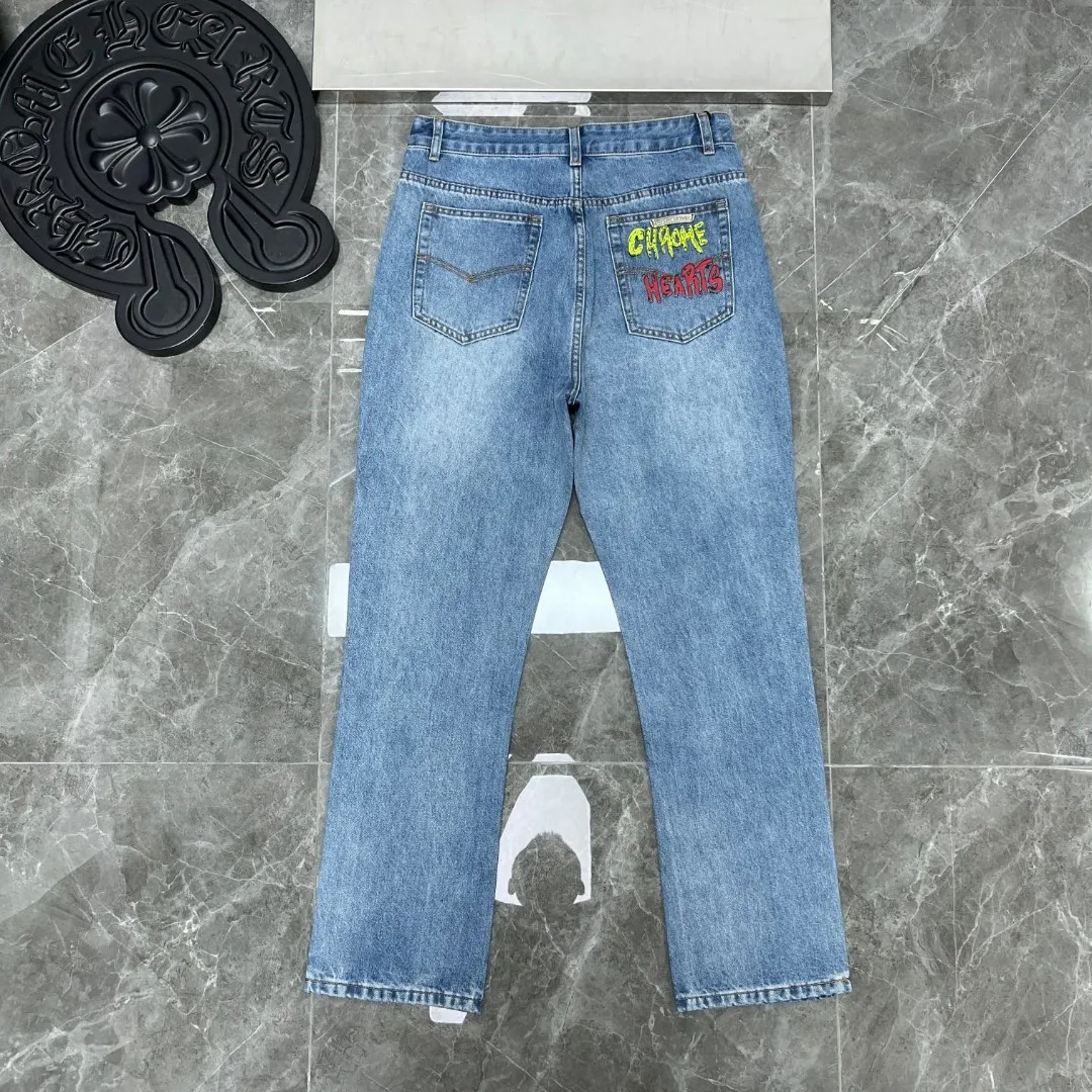P296 Chrome Hearts🌸Jeans series🌸 🌈Classic version series🌈Cross leather mark silver washed style Exclusive custom weaving and dyeing 100% pure cotton high weight denim fabric High-tech washing! After the pants are finished, do heavy enzyme stone washing and rinsing! ✨Heavy leather embroidery➕Heavy hand sewing, washing and polishing✨Original hardware mold opening! Carrying various craft elements, it is suitable for all kinds of outfits and can be worn in all seasons. 🌈Recommended color: fixed-dyed denim blue🌈Code numbers: S, M, L, XL